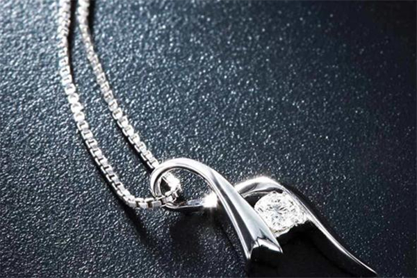 鉆石和水晶如何區(qū)分 鉆石和水晶哪個更適合日常佩戴 鉆石和水晶如何區(qū)分 鉆石和水晶哪個更適合日常佩戴