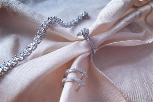 鉆石和水晶如何區(qū)分 鉆石和水晶哪個更適合日常佩戴 鉆石和水晶如何區(qū)分 鉆石和水晶哪個更適合日常佩戴