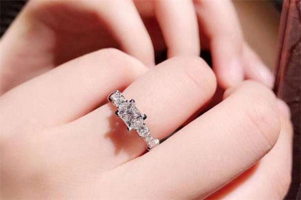 閑置的鉆戒怎么處理 鉆戒回收會貶值嗎 閑置的鉆戒怎么處理 鉆戒回收會貶值嗎