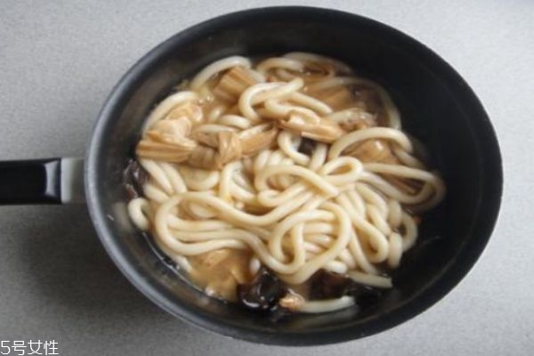 烏冬面是哪個(gè)國家的特產(chǎn)呢 烏冬面怎么做好吃呢