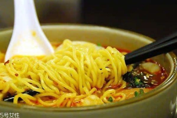 方便面的成分有什么呢 方便面為什么會(huì)發(fā)胖呢 方便面的成分有什么呢 方便面為什么會(huì)發(fā)胖呢