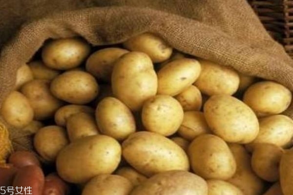 土豆多少錢一斤呢 土豆一般成熟在幾月呢 土豆多少錢一斤呢 土豆一般成熟在幾月呢