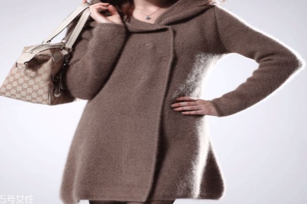 羊毛衫怎么搭配好看呢 一般黃色皮膚應該穿什么顏色的羊毛衫呢