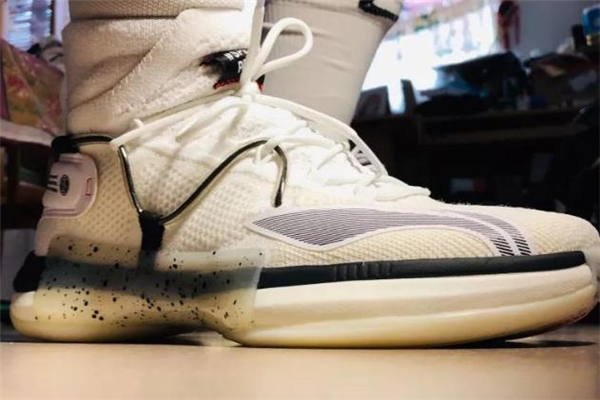 李寧閃擊6開賽夜測(cè)評(píng) 閃擊6精英和普通版區(qū)別