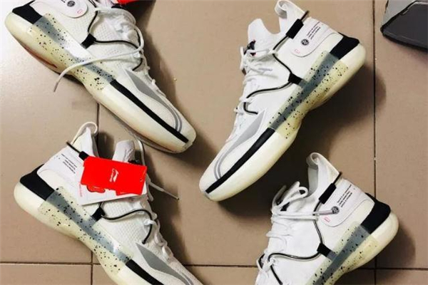 李寧閃擊6開賽夜測(cè)評(píng) 閃擊6精英和普通版區(qū)別