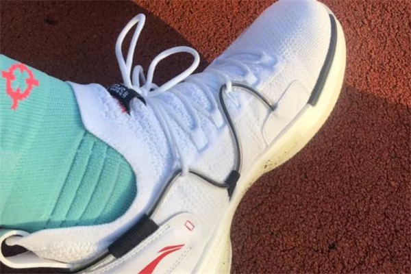 李寧閃擊6開賽夜測(cè)評(píng) 閃擊6精英和普通版區(qū)別