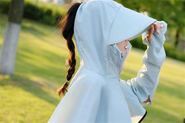 防曬衣和防曬霜哪個效果好 穿了防曬衣還要涂防曬霜嗎 防曬衣和防曬霜哪個效果好 穿了防曬衣還要涂防曬霜嗎