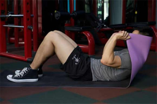 仰臥卷腹正確做法 仰臥卷腹每天做多少個(gè)