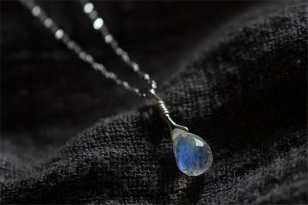月光石是什么 月光石是天然的嗎 月光石是什么 月光石是天然的嗎