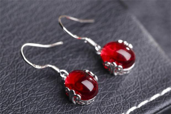 紅寶石和紅鉆石的區(qū)別 紅寶石和紅鉆石哪個貴 紅寶石和紅鉆石的區(qū)別 紅寶石和紅鉆石哪個貴