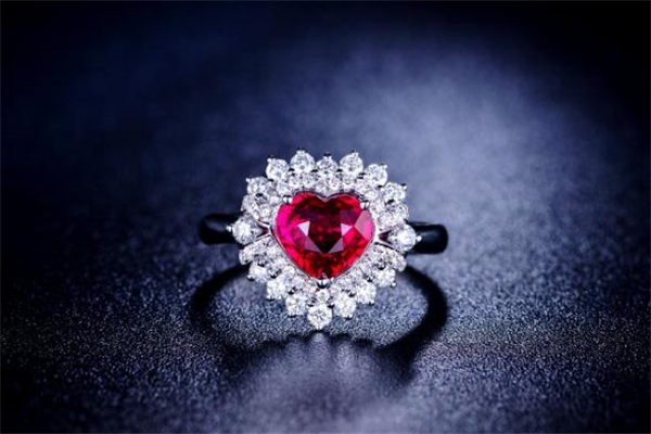 紅寶石和紅鉆石的區(qū)別 紅寶石和紅鉆石哪個貴 紅寶石和紅鉆石的區(qū)別 紅寶石和紅鉆石哪個貴