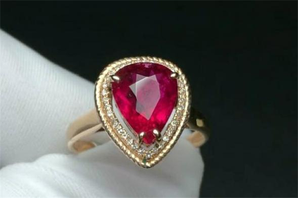 紅寶石和藍(lán)寶石哪個(gè)貴 紅寶石和藍(lán)寶石的區(qū)別 紅寶石和藍(lán)寶石哪個(gè)貴 紅寶石和藍(lán)寶石的區(qū)別