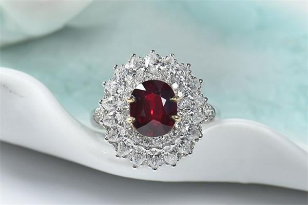 紅寶石和藍(lán)寶石哪個(gè)貴 紅寶石和藍(lán)寶石的區(qū)別 紅寶石和藍(lán)寶石哪個(gè)貴 紅寶石和藍(lán)寶石的區(qū)別