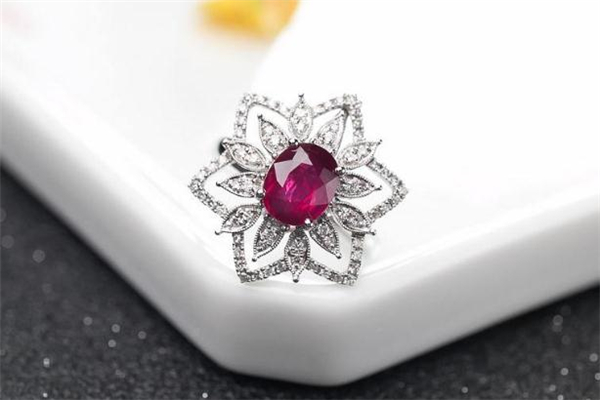 紅寶石和藍(lán)寶石哪個(gè)貴 紅寶石和藍(lán)寶石的區(qū)別 紅寶石和藍(lán)寶石哪個(gè)貴 紅寶石和藍(lán)寶石的區(qū)別