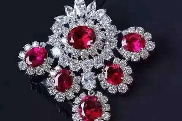 紅寶石和石榴石的區(qū)別 紅寶石和石榴石哪個(gè)好看 紅寶石和石榴石的區(qū)別 紅寶石和石榴石哪個(gè)好看