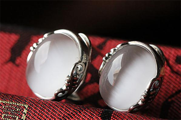 貓眼石和虎眼石的區(qū)別 貓眼石和虎眼石哪個好 貓眼石和虎眼石的區(qū)別 貓眼石和虎眼石哪個好