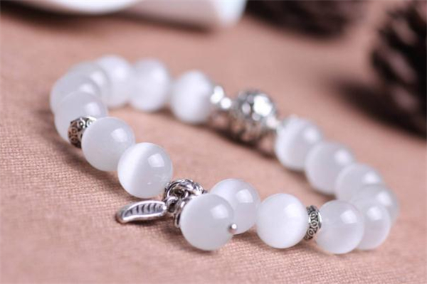 貓眼石和瑪瑙哪個(gè)貴 貓眼石和瑪瑙的區(qū)別 貓眼石和瑪瑙哪個(gè)貴 貓眼石和瑪瑙的區(qū)別