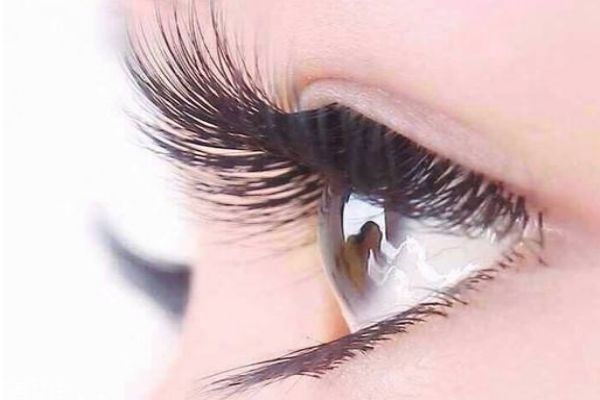 眼睫毛比較少應該怎么辦呢 為什么眼睫毛會稀少呢