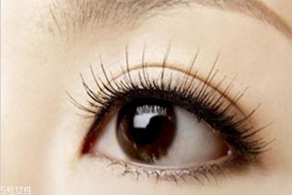 眼睫毛比較少應該怎么辦呢 為什么眼睫毛會稀少呢