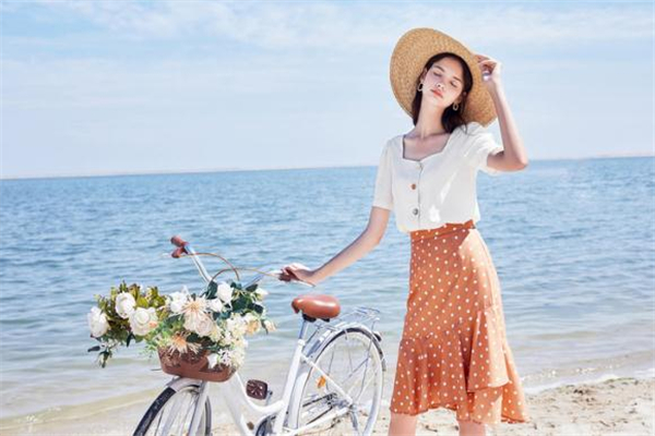 白色方領上衣怎么搭配 白色方領上衣搭配圖片