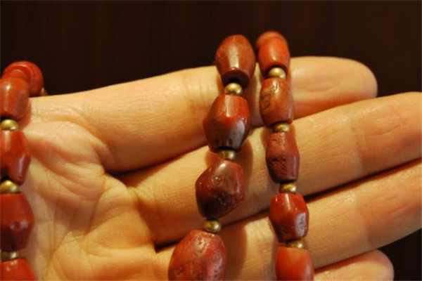 雞肝瑪瑙怎么鑒別真假 雞肝瑪瑙真假對比 雞肝瑪瑙怎么鑒別真假 雞肝瑪瑙真假對比