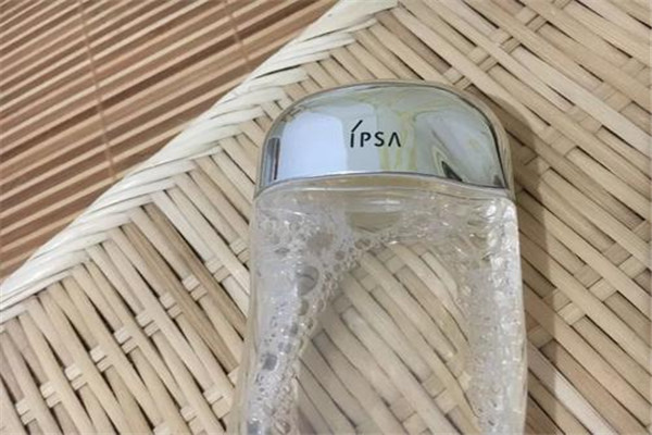 爽膚水敷臉有什么好處 根據(jù)自己的膚質(zhì)來(lái)選擇爽膚水