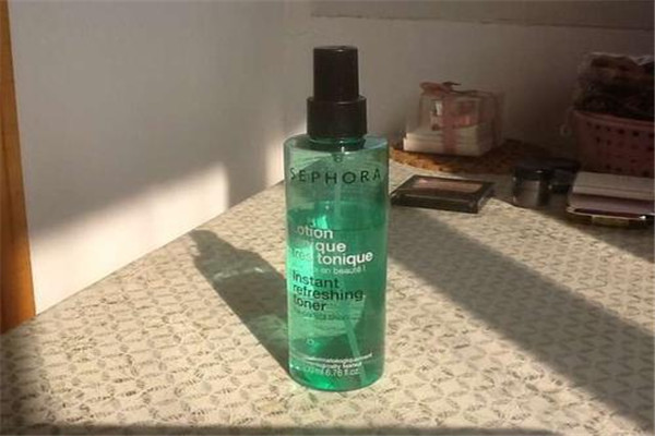 爽膚水敷臉有什么好處 根據(jù)自己的膚質(zhì)來(lái)選擇爽膚水