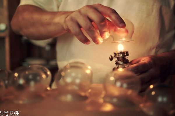 拔罐有什么好處呢 什么人群不適合拔罐呢 拔罐有什么好處呢 什么人群不適合拔罐呢