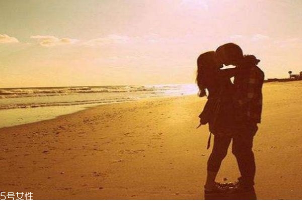 男朋友比較害羞怎么辦呢 為什么男朋友從來(lái)不說(shuō)情話呢