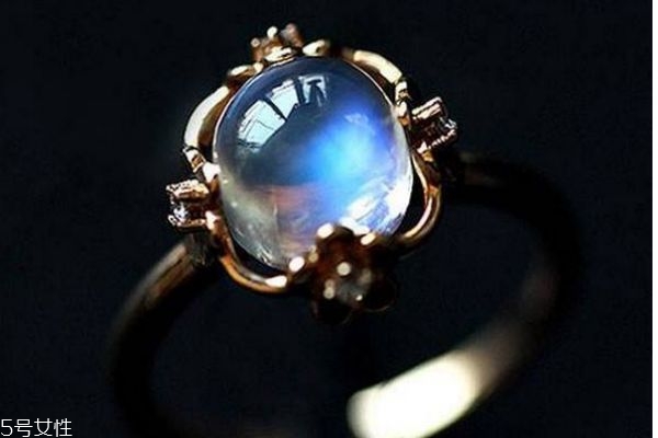 怎么樣區(qū)分真假月光石 月光石的產(chǎn)地在哪里呢 怎么樣區(qū)分真假月光石 月光石的產(chǎn)地在哪里呢