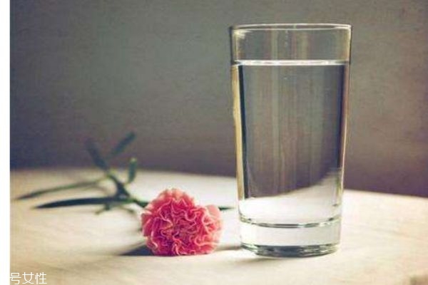 正常人一天應(yīng)該喝多少水呢 什么時候喝水最好呢 正常人一天應(yīng)該喝多少水呢 什么時候喝水最好呢