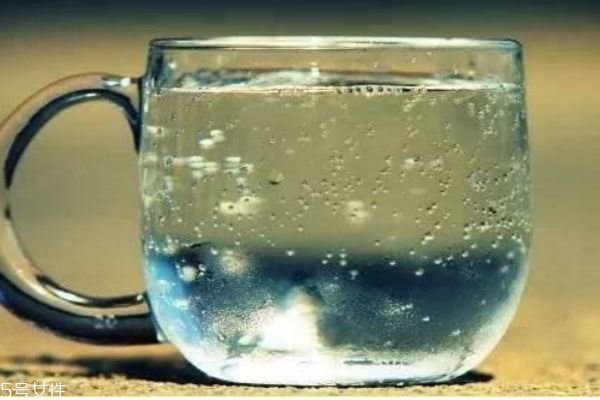 正常人一天應(yīng)該喝多少水呢 什么時候喝水最好呢 正常人一天應(yīng)該喝多少水呢 什么時候喝水最好呢