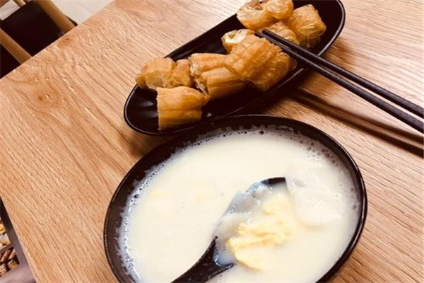 喝豆?jié){可以吃雞蛋嗎 豆?jié){最好不要喝雞蛋一起吃 喝豆?jié){可以吃雞蛋嗎 豆?jié){最好不要喝雞蛋一起吃