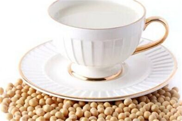 喝豆?jié){可以吃雞蛋嗎 豆?jié){最好不要喝雞蛋一起吃 喝豆?jié){可以吃雞蛋嗎 豆?jié){最好不要喝雞蛋一起吃