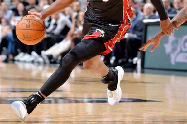 腳寬的人適合穿什么籃球鞋 寬腳掌適合什么籃球鞋 腳寬的人適合穿什么籃球鞋 寬腳掌適合什么籃球鞋