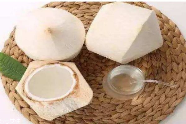 椰子生長在哪里呢 椰子有什么營養(yǎng)價值呢 椰子生長在哪里呢 椰子有什么營養(yǎng)價值呢