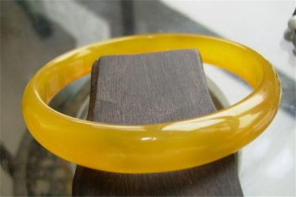 黃瑪瑙手鐲怎么鑒別 黃瑪瑙手鐲是染色的嗎 黃瑪瑙手鐲怎么鑒別 黃瑪瑙手鐲是染色的嗎