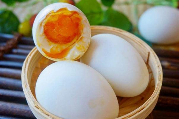 咸鴨蛋腌好了怎么保存 腌好的咸鴨蛋能放冰箱嗎 咸鴨蛋腌好了怎么保存 腌好的咸鴨蛋能放冰箱嗎
