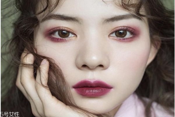 化妝怎么畫好看 適合秋冬的妝容畫法 化妝怎么畫好看 適合秋冬的妝容畫法