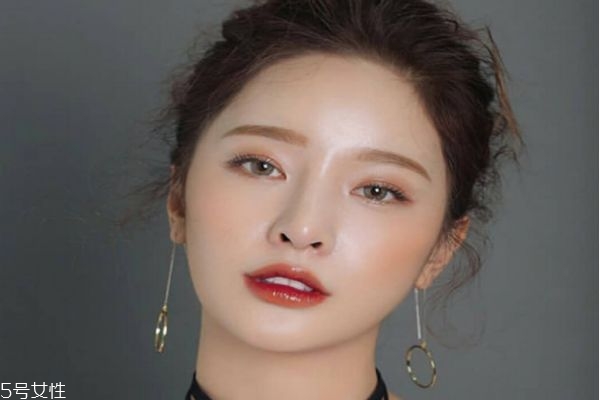 化妝怎么畫好看 適合秋冬的妝容畫法 化妝怎么畫好看 適合秋冬的妝容畫法