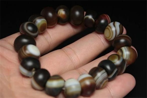 纏絲瑪瑙是什么 纏絲瑪瑙的功效與作用 纏絲瑪瑙是什么 纏絲瑪瑙的功效與作用