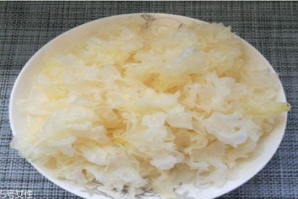 銀耳有什么營(yíng)養(yǎng)價(jià)值呢 銀耳的熱量有多少呢 銀耳有什么營(yíng)養(yǎng)價(jià)值呢 銀耳的熱量有多少呢