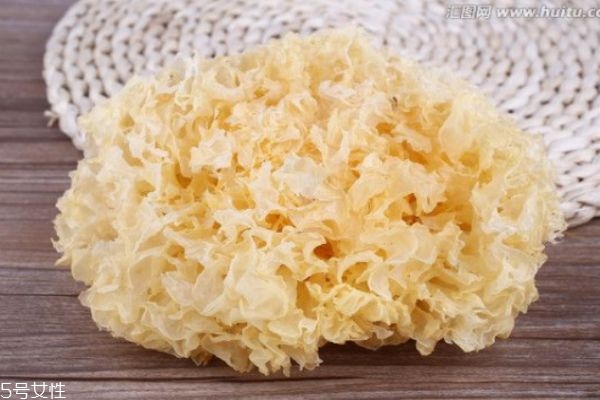 銀耳有什么營(yíng)養(yǎng)價(jià)值呢 銀耳的熱量有多少呢 銀耳有什么營(yíng)養(yǎng)價(jià)值呢 銀耳的熱量有多少呢