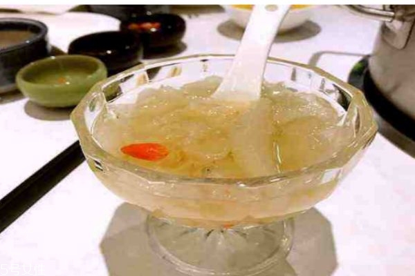 銀耳有什么營(yíng)養(yǎng)價(jià)值呢 銀耳的熱量有多少呢 銀耳有什么營(yíng)養(yǎng)價(jià)值呢 銀耳的熱量有多少呢