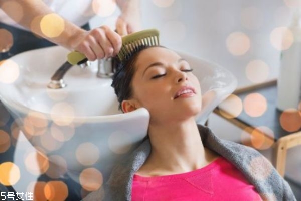 茶水要和洗發(fā)水一起用嗎 茶水洗頭發(fā)方法 茶水要和洗發(fā)水一起用嗎 茶水洗頭發(fā)方法