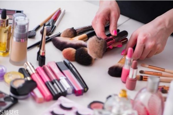 天天涂口紅嘴唇會變黑嗎 怎么正確涂口紅 天天涂口紅嘴唇會變黑嗎 怎么正確涂口紅