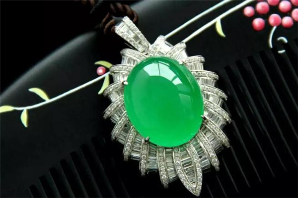 玻璃種翡翠有收藏價值嗎 玻璃種翡翠和冰種翡翠哪個好