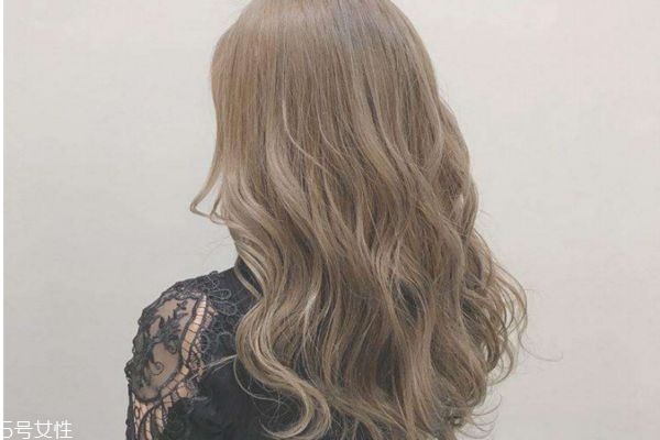 夏天怎么保養(yǎng)頭發(fā) 夏季曬太陽對于頭發(fā)有危害嗎 夏天怎么保養(yǎng)頭發(fā) 夏季曬太陽對于頭發(fā)有危害嗎