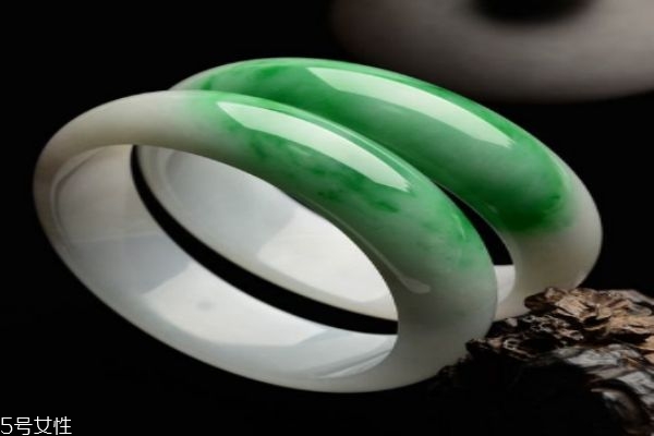 翡翠和玉有什么區(qū)別呢 翡翠有什么作用呢 翡翠和玉有什么區(qū)別呢 翡翠有什么作用呢