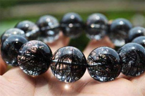 黑發(fā)晶五行屬什么 黑發(fā)晶五行屬性 黑發(fā)晶五行屬什么 黑發(fā)晶五行屬性